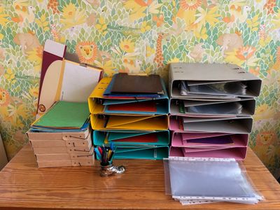une table en bois sur laquelle sont posés un tas de papiers