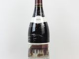 une bouteille de vin posée sur une table