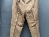 un gros plan sur un pantalon suspendu à une corde à linge