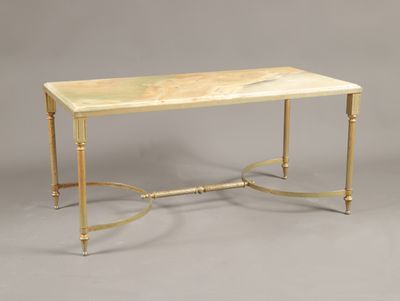 une image représentant une table avec un plateau en marbre et des pieds en métal doré