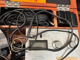 une boîte posée sur une table, contenant des fils et encore des fils