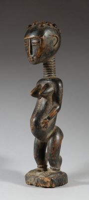 une image représentant une statue en bois d'un homme avec un oiseau sur l'épaule