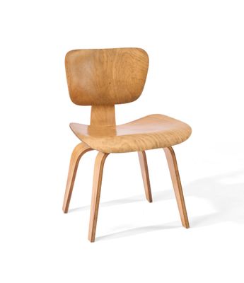 une image d'une chaise en bois sur fond blanc