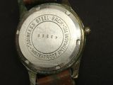 une image d'un gros plan d'une montre-bracelet sur une surface noire