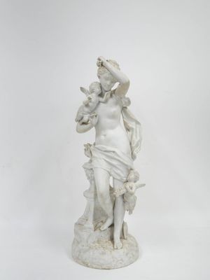 une image représentant une statue d'une femme tenant un oiseau dans la main
