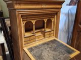 un bureau en bois avec un plateau en marbre et des tiroirs