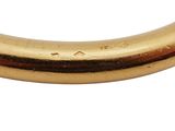 gros plan d'une bague en or sur fond blanc