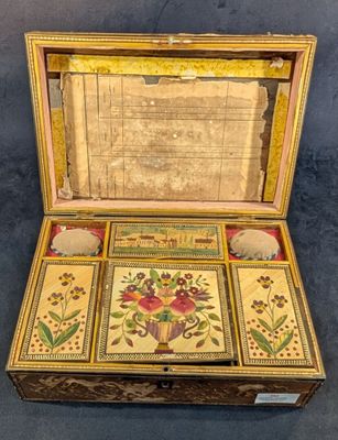 une vieille boîte en bois contenant quatre morceaux de papier