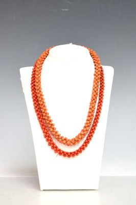gros plan d'un collier sur un présentoir pour mannequin