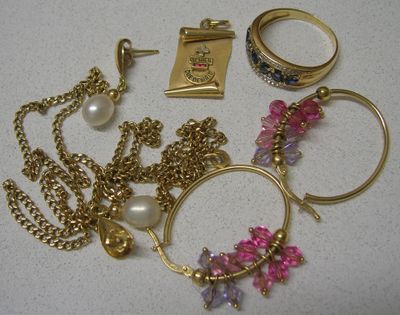 beaucoup de bijoux posés sur la table