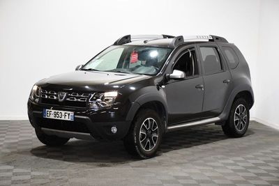 une photo d'un 4x4 noir garé dans une pièce