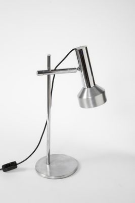 gros plan d'une lampe sur une table avec un cordon