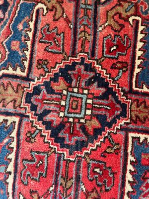 une photo en gros plan d'un tapis posé sur un parquet