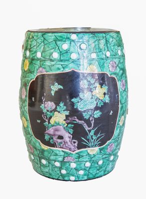un vase vert orné d'un crâne et de fleurs