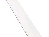 un gros plan d'un luminaire plat blanc sur fond blanc