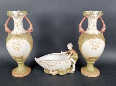 deux vases posés l'un à côté de l'autre sur une table