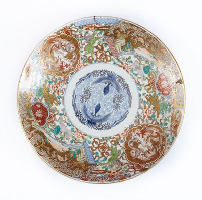 JAPON, FUKAGAWA - XXe siècle Plat en porcelaine à décor en b…