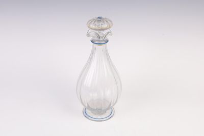 flacon de parfum en verre transparent orné d'une fleur sur le bouchon
