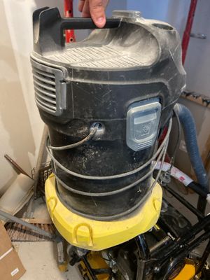 un homme qui travaille sur une machine dans une pièce