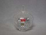 un vase en verre transparent orné d'une étiquette rouge