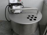 une machine posée par terre à côté d'un évier