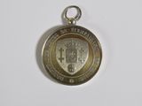 une image représentant une médaille d'argent sur laquelle figure un blason