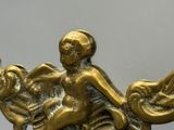 une statue représentant une femme à cheval, avec un homme assis sur le cheval