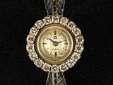 une montre-bracelet de femme ornée de diamants
