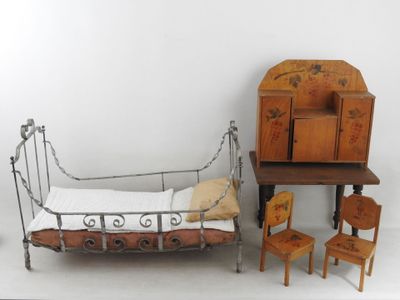 un lit, un bureau et une chaise dans une petite pièce
