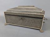 une boîte richement décorée posée sur une table
