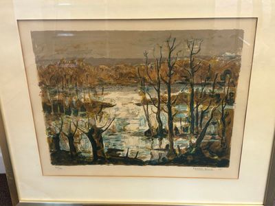 tableau encadré représentant une rivière avec des arbres au premier plan