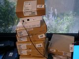 une pile de cartons posée sur le rebord d'une fenêtre, à côté d'un ordinateur portable