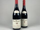deux bouteilles de vin rouge posées l'une à côté de l'autre sur une table
