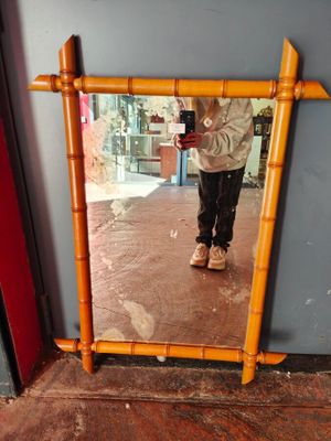 Miroir rectangulaire encadrement en bois clair façon bambou.