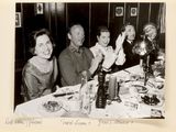 photographie en noir et blanc d'une famille assise à table