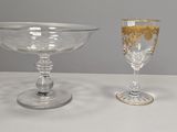 deux verres à vin posés l'un à côté de l'autre sur une table
