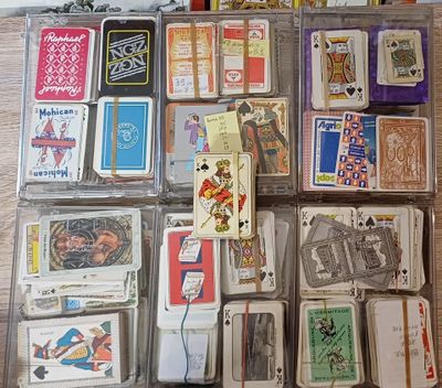 beaucoup de cartes à jouer dans une boîte posée sur la table