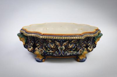 GIEN Importante jardinière quadripode En faïence A décor Ren…