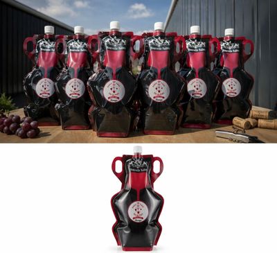 beaucoup de bouteilles de vin posées sur une table