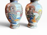 paire de vases asiatiques sur fond blanc, avec un fond blanc