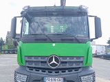 un camion Mercedes vert garé sur un parking