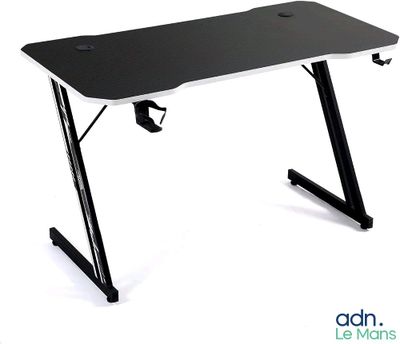 une photo d'un bureau d'ordinateur en noir et blanc