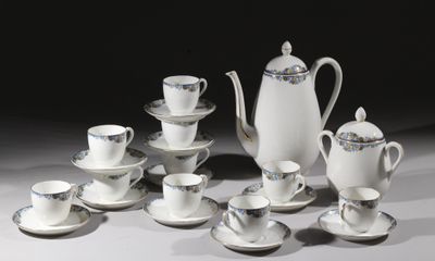 beaucoup de tasses et de soucoupes sur la table