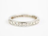 gros plan d'une bague en diamant sur une surface blanche