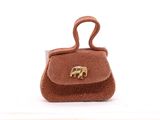 un petit sac à main marron orné d'un éléphant doré