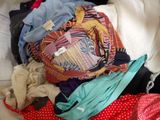 une pile de vêtements sur un lit