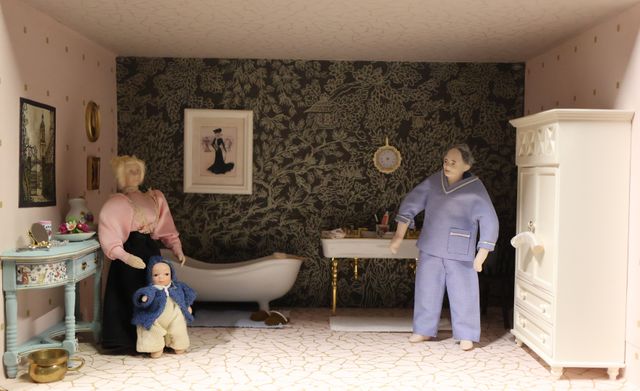 Diorama. Composition miniature, dans une vitrine en bois, vitre e...