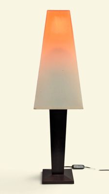 une lampe posée sur une table à côté d'un chargeur