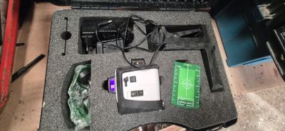 un ordinateur portable et un téléphone portable dans une housse posée par terre