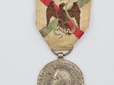 une vieille médaille avec un aigle au recto et une autre médaille au verso